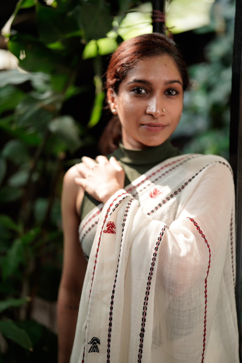 Close-up of buffalo pen gatepost Toda pukhoor embroidery on Till(zh)y Merino cotton saree