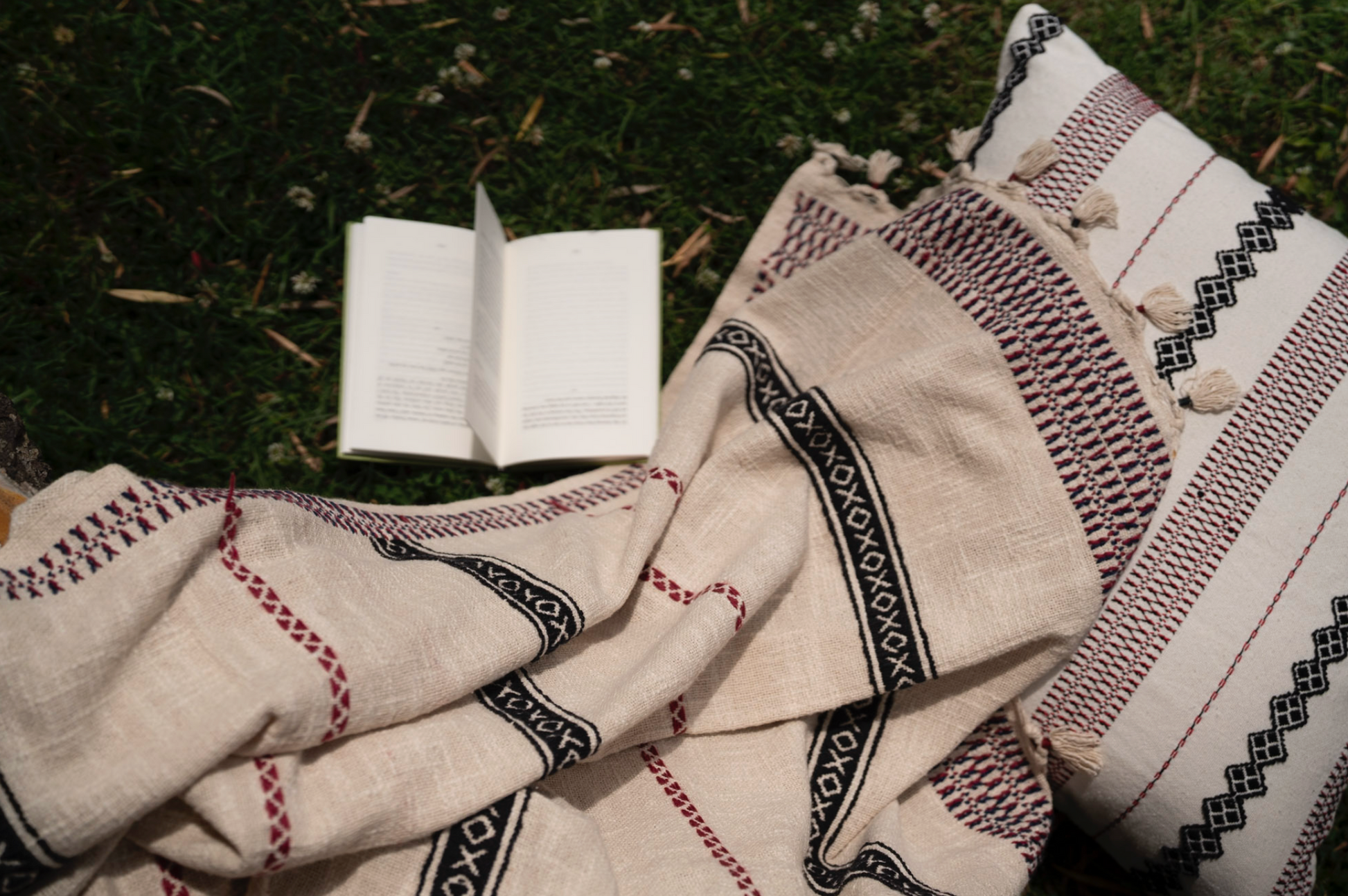 Pukhoor Throw, GI-tagged Toda hand-embroidered luxury throw in slub cotton with wool yarn embroidery, Nilgiris