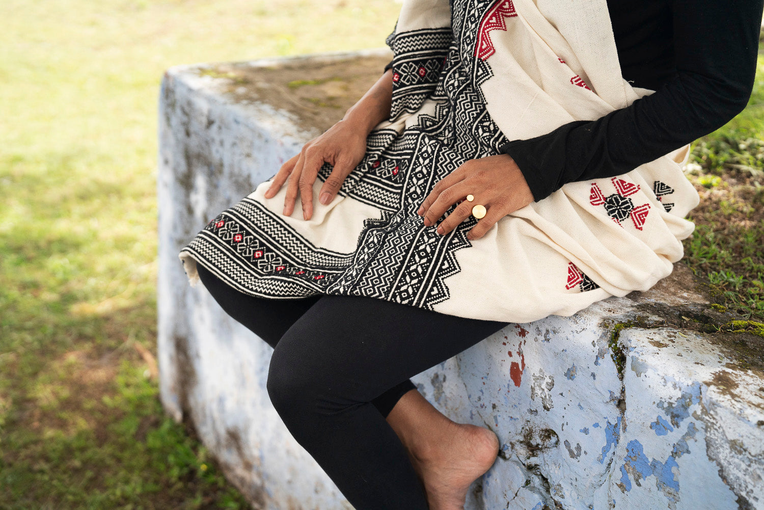 Windsong, GI-tagged Toda hand-embroidered organic cotton shawl, puthkuzhy tradition, Nilgiris artisan